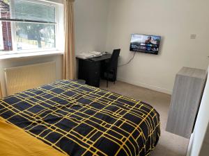 Lodge Park - 2 minutes walk to Stoke Hospital