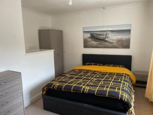 Lodge Park - 2 minutes walk to Stoke Hospital