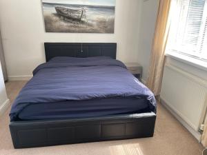 Lodge Park - 2 minutes walk to Stoke Hospital