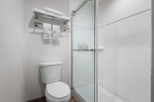 King Room with Shower - Non-Smoking room in Super 8 by Wyndham York
