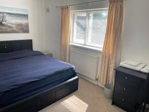 Lodge Park - 2 minutes walk to Stoke Hospital