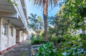 Stylish 2-Bed Flat with Exclusive Patio - Easy Access to Cape Town Highlights