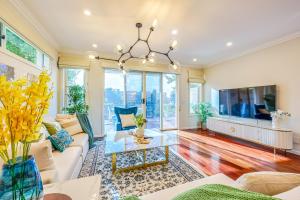 StayAU Pakenham Townhouse with Lakeview