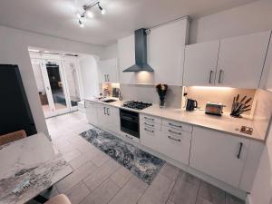 Luxury Kensington 1-Bed Flat with Private Patio, Kensington, W8