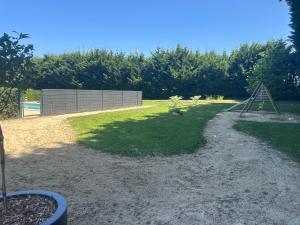 Hotels Les Dineux Village : photos des chambres