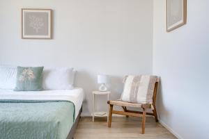 Limited Time Rate! One Bedroom, Heart of Gold Coast!!!