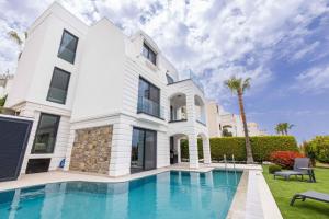 Stunning Villa with Private Pool and Luxuriest Views