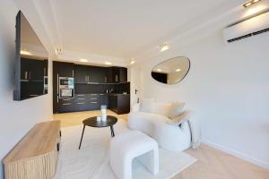 Appartements Charming Apt with AC & balcony : photos des chambres