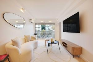 Appartements Charming Apt with AC & balcony : photos des chambres