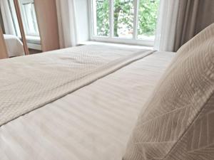 City heart, split level, free parking and bag storage