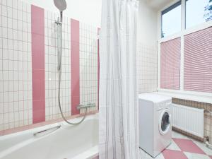 City heart, split level, free parking and bag storage