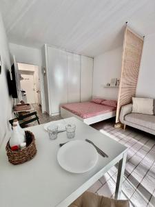 Studio sur le port de Hyères - à 2min des plages, Clim & Balcon