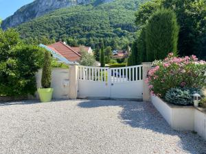 Beau studio 3 étoiles au bord du lac parking privé gratuit