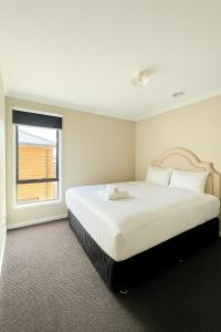 Casa Del Aria - Contemporary, Luxe Linens