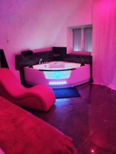 Love hotels La suite miroir, love room avec jacuzzi : photos des chambres
