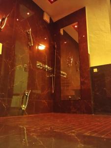 Love hotels La suite miroir, love room avec jacuzzi : photos des chambres