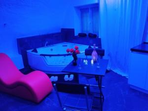Love hotels La suite miroir, love room avec jacuzzi : photos des chambres