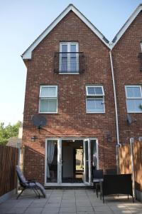 Spacious 4 bed Townhouse, near town centre and riverside in StNeots