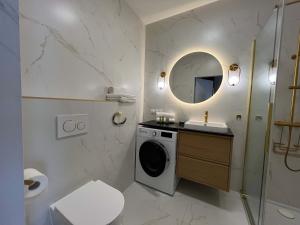 Deluxe Domaniewska Studio Apartment with AC by Renters Prestige