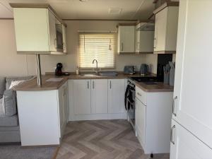 10 Borwick Lakes, Carnforth - En suite - King size bed