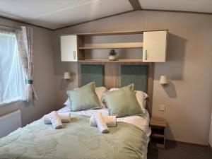 10 Borwick Lakes, Carnforth - En suite - King size bed
