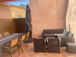 La maison des quais avec vue sur la Sorgue, terrasse, 2 chambres parking securise prive