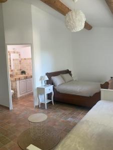 La maison des quais avec vue sur la Sorgue, terrasse, 2 chambres parking securise prive