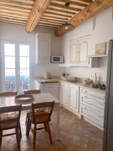 La maison des quais avec vue sur la Sorgue, terrasse, 2 chambres parking securise prive