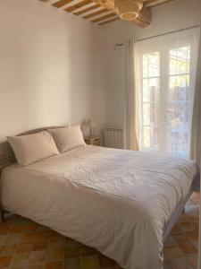 La maison des quais avec vue sur la Sorgue, terrasse, 2 chambres parking securise prive