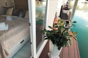 Floating Sea House - 5Stars