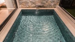 Albescent Poolvilla