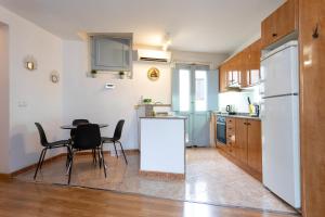 32ARA1086 - Newly refurbished 3BR flat