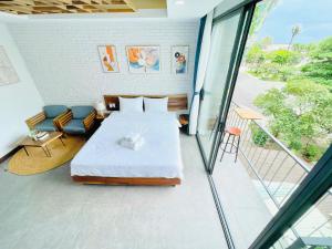 404MSNK Luxe Studio with Balcony & Kitchen