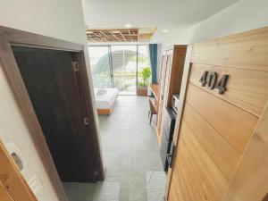 404MSNK Luxe Studio with Balcony & Kitchen