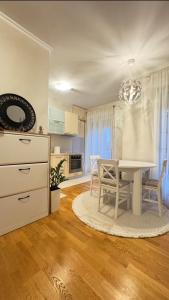 SunnyWeek Luxury Apartment