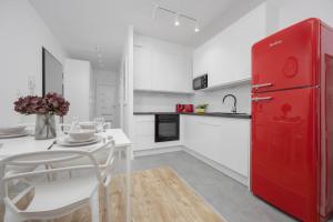 Modern Apartment in Warsaw with Garden and Parking by Noclegi Renters