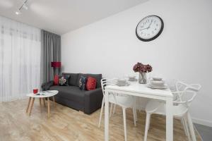 Modern Apartment in Warsaw with Garden and Parking by Noclegi Renters