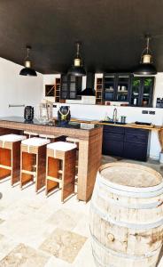 Maisons d'hotes Luxueux 2 pieces 50 m2, calme, terrasse, parking prive, jardin, Pont du Gard 10mn #5 : photos des chambres