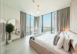 Modern Stylish 2 BR Apartment with Burj Khalifa View - Creek Vistas Grande
