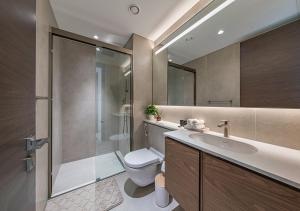 Modern Stylish 2 BR Apartment with Burj Khalifa View - Creek Vistas Grande