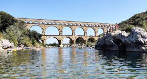 Maisons d'hotes Luxueux 2 pieces 50 m2, calme, terrasse, parking prive, jardin, Pont du Gard 10mn #5 : photos des chambres