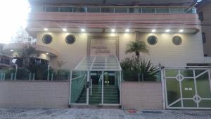 Apartamento vila tupi - área gourmet - 1 quadra da praia