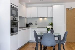 Urban & Stylish 1 BR Apt, Sleeps 4, Wifi