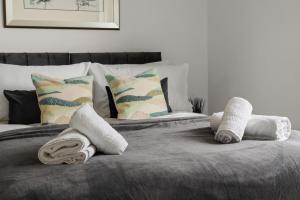 Spacious 3-Bedroom Family Home in Kingston with Garden, Smart TVs & Fast WiFi - Ideal for Longer Stays