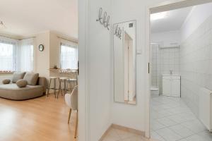 Cozy Apartment Jelitkowski Dwór in Gdańsk with Parking by Noclegi Renters