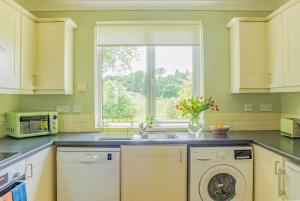 Secluded 3 bed cottage in private parkland