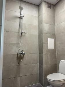 1BR Apartment with a Designated Workspace, Free Street Parking and Free Gym Pass