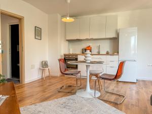 1BR Apartment with a Designated Workspace, Free Street Parking and Free Gym Pass