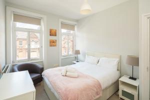 Elegant 2BD Flat with Views Near Barons Court