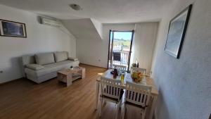 A apartment with balcony and the sea view